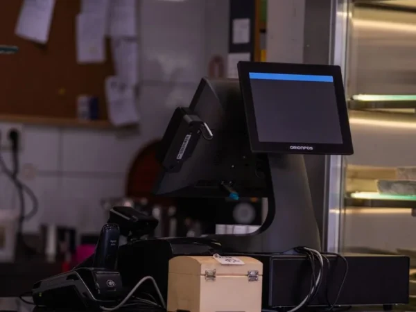 A modern point of sale system setup in an İzmir café, ready for transactions.